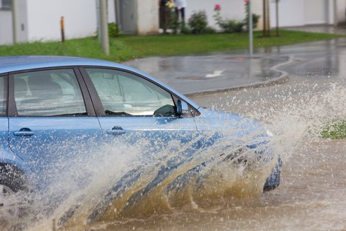 Carros na Enchente : Dicas para evitar problemas 
